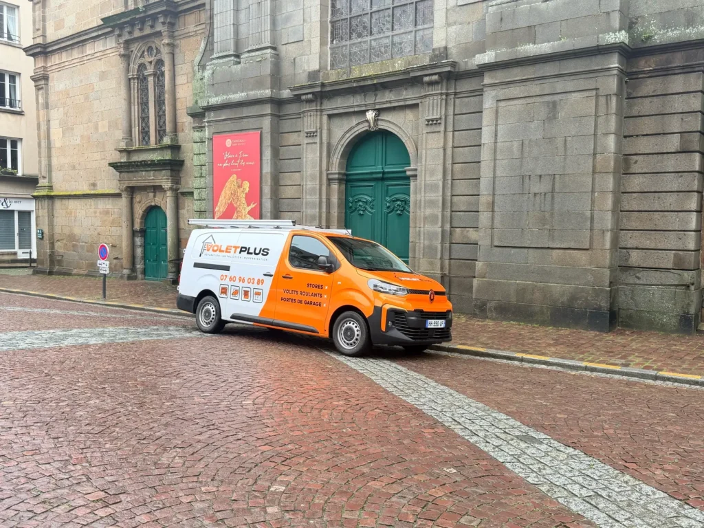 Véhicule Volet Plus devant la cathédrale de Saint-Malo